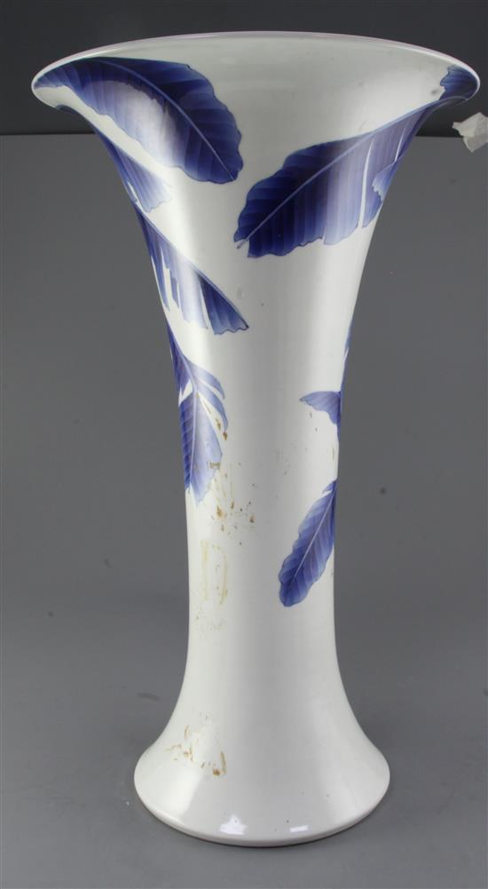 A large Japanese blue and white trumpet shaped vase, by Makuzu Kozan II (Miyagawa Hanzan, 1858-1940), Taisho period 60cm